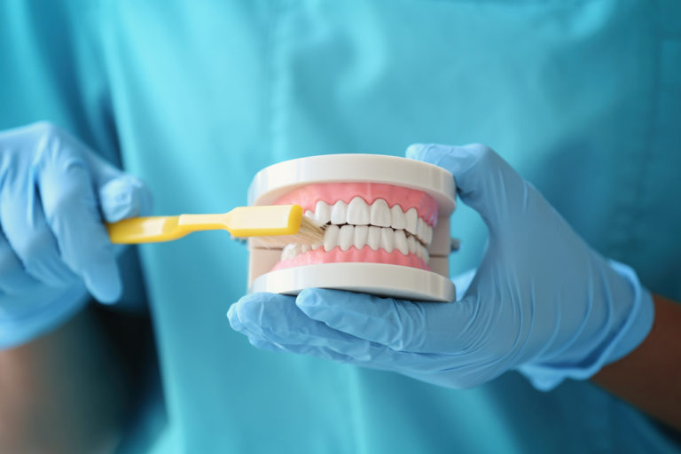 Kompleksowe leczenie dentystyczne – znajdź ścieżkę do zdrowego i pięknego uśmiechów.
